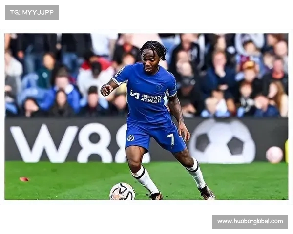 英格兰足球超级联赛：切尔西前锋斯特林内切射门得分